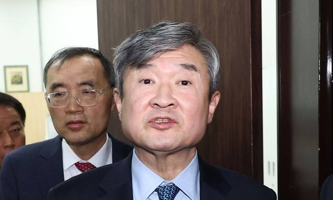 조태용 국가정보원장이 6일 국회에서 신성범 정보위원장과 면담 후 취재진을 향해 발언하고 있다. 연합뉴스