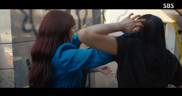 '지옥에서 온 판사'에서도 일진이 혼쭐 나는 장면이 그려진 바 있다. 악마 빛나는 여학생에게 돈을 빼앗고 있는 일진 무리를 폭력으로 혼내줬다. SBS 캡처