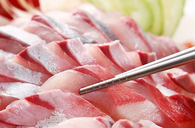 방어에는 고래회충과 방어사상충이 살고 있지만 사람에게 해를 끼치지는 않는다./사진=게티이미지뱅크