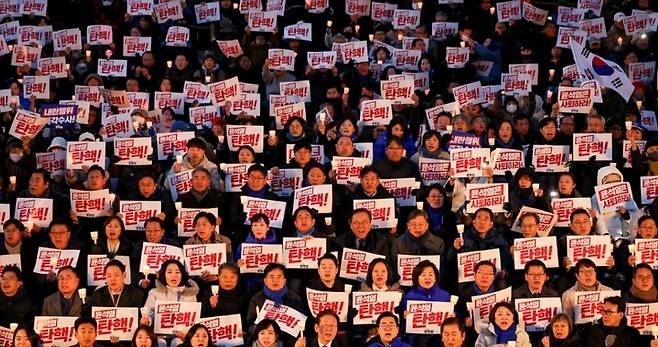 지난 4일 국회 본청 앞 계단에서 열린 윤석열 대통령 사퇴 촉구·탄핵 추진 범국민 촛불문화제 (더불어민주당)