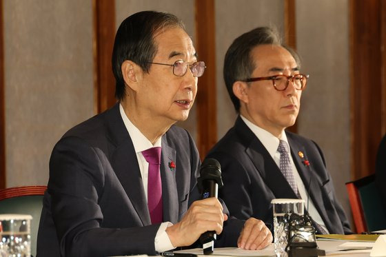 한덕수 대통령 권한대행이 지난 20일 서울 종로구 삼청동 총리공관에서 열린 고위당정협의회에서 발언하고 있다. 오른쪽은 조태열 외교부 장관. 대통령실사진기자단