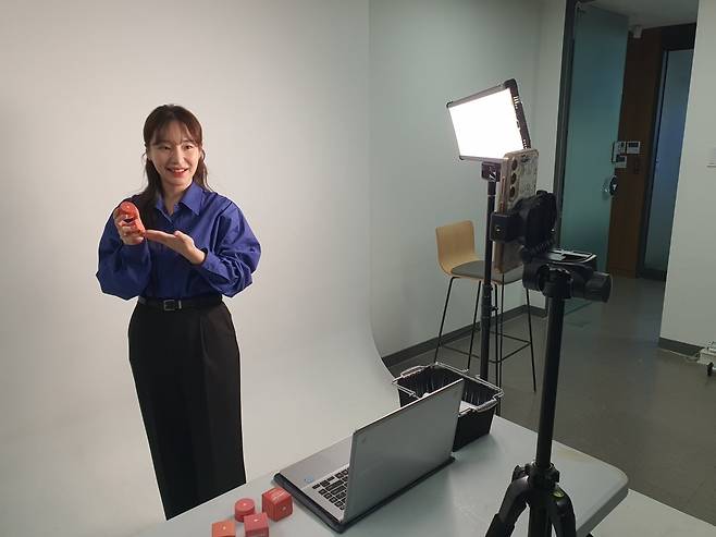 김규리 매니저가 화장품 제품과 서비스 교육을 하고 있다. 윤현주 기자