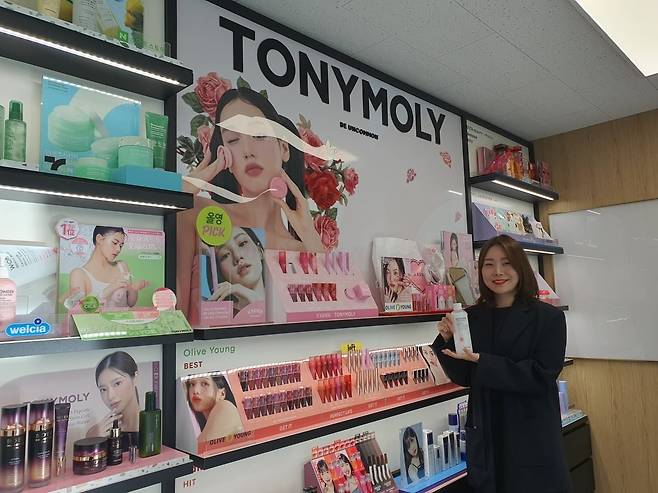 전민지 파트장이 원더 세라마이드 모찌 토너를 소개하고 있다. 윤현주 기자