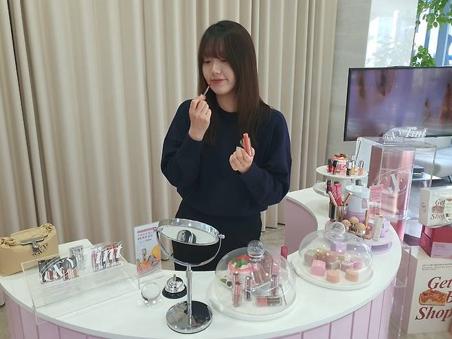 이나경 매니저가 신제품 쇼킹립을 사용하고 있다. 윤현주 기자