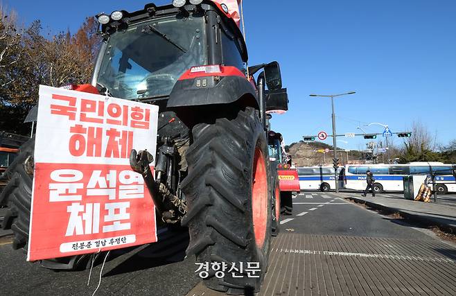 전국농민회총연맹이 트랙터를 몰고 서울 한남동 대통령 관저로 향하다 서울 서초구 남태령 일대에서 가로막혀 밤새 대치한 다음날인 22일 시민들이 모여 집회를 이어나가고 있다. 정효진 기자