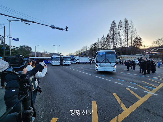 서울 서초구 남태령 일대에서 전국농민회총연맹과 밤샘 대치하던 경찰이 22일 오후 4시25분쯤 차벽을 세웠던 기동대 차량을 철수시키고 있다. 오동욱 기자