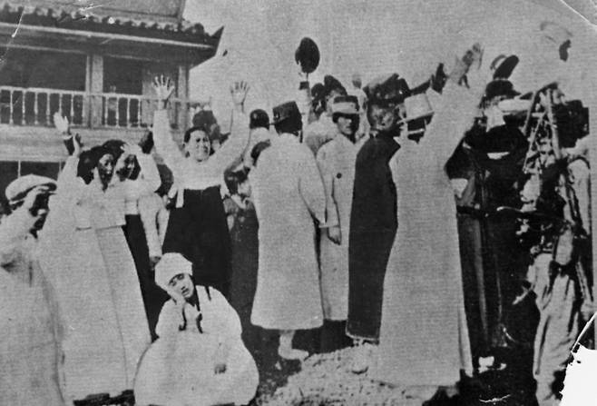 A photo from the March 1 Independence Movement in 1919 showing protesters chanting while throwing their hands up in the air. [JOONGANG DB]