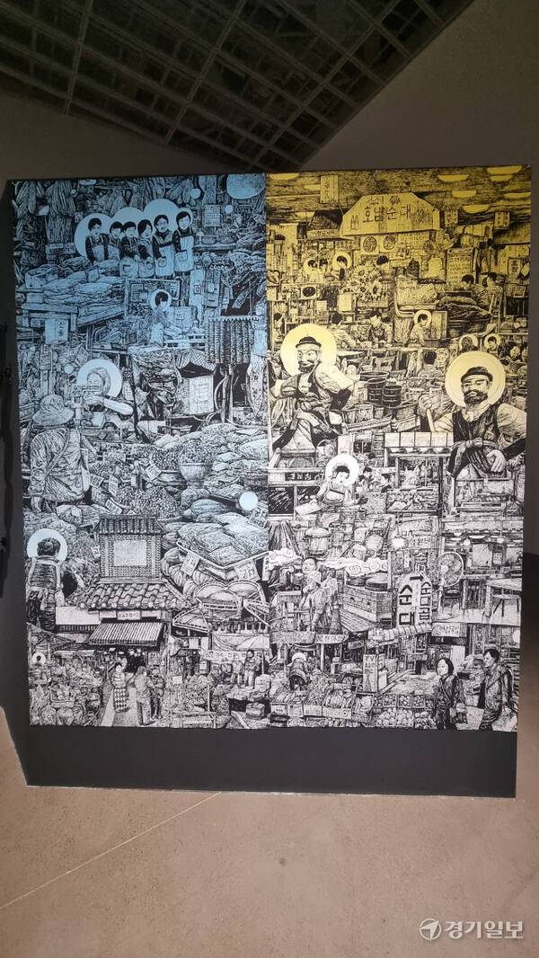 윤이도 작가의 작품 ‘주인장 어르신(神): 못골시장’ ‘주인장 어른신(神) : 지동시장’(2024). 작품을 자세히 관찰할 수록 시장의 풍경이 드러나, 작가가 숨겨놓은 의미를 찾는 재미가 있다. 이나경기자