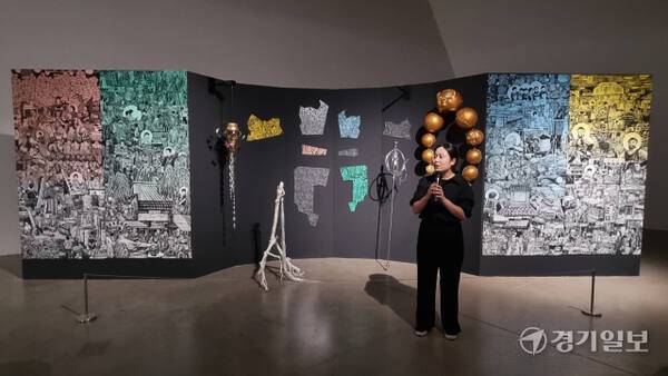 ‘XXX(윤이도·김태희)’의 김태희 작가가 작품 ‘첩첩시상’(2024)에 대해 설명하고 있다. 이들은 수원의 네 시장에 담긴 풍경을 회화, 조각, 영상, 소리 등 여러 매체를 활용해 독특한 방식으로 풀어냈다. 이나경기자