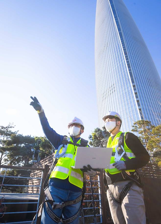 SK텔레콤·SK오앤에스 직원들이 서울 송파구 잠실역 주변의 네트워크 현황을 점검하고 있다. SK텔레콤