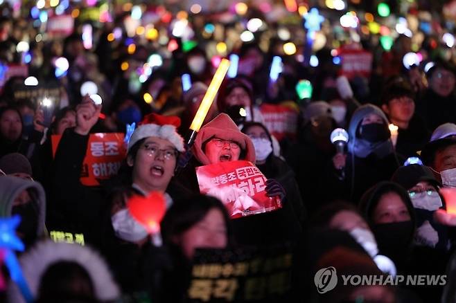 응원봉을 든 청년들이 윤석열 대통령 탄핵 촉구 집회에 참여하고 있다. [연합뉴스]