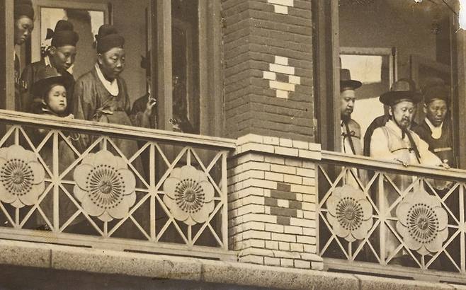 고종과 내시(대한제국) 고종(오른쪽 앞)과 영친왕(왼쪽 앞)이 내시들과 함께 양식 벽돌 건물의 테라스에서 밖을 내다보고 있다. 국립고궁박물관