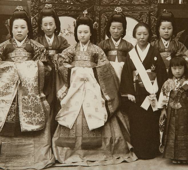 고종의 후궁 순헌황귀비와 궁녀들 순헌황귀비 엄씨(앞줄 왼쪽 첫째)와 의친왕비(앞줄 가운데) 뒤로 궁녀 3명이 서 있다. 국립고궁박물관