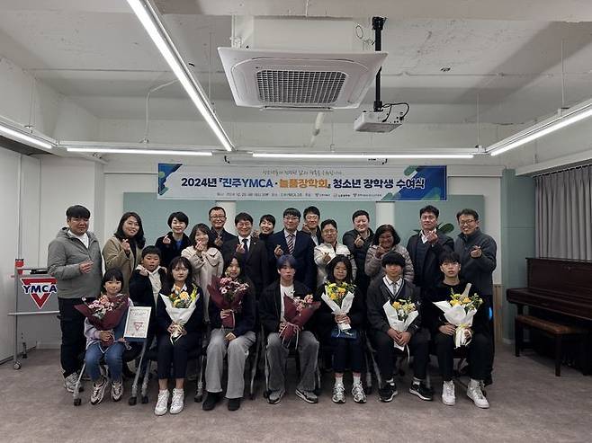 [진주=뉴시스]진주YMCA, 늘품장학회 장학금 전달식.(사진=진주YMCA 제공).2024.12.22.photo@newsis.com *재판매 및 DB 금지