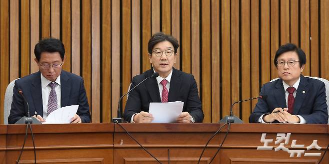 국민의힘 권성동 원내대표가 17일 서울 여의도 국회에서 열린 원내대책회의에서 발언을 하고 있다. 윤창원 기자