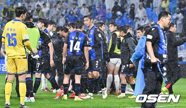 [OSEN=인천, 박준형 기자] FC 서울이 우중혈투서 인천에 역전승을 거두며 순위를 끌어 올렸다.&nbsp;FC 서울은 11일 인천축구전용구장에서 열린 하나은행 K리그 1 2024 12라운드 인천 유나이티드와 원정 경기서 2-1로 역전승을 거뒀다.이날 승리로 서울은 4승 3무 5패 승점 15점으로 5위에 올랐다. 인천은 3승 5무 4패 승점 14점을 기록했다. 경기종료 후 인천 선수들이 패배에 아쉬워하고 있다. 2024.05.11 / soul1014@osen.co.kr
