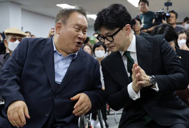 ▲이상민 국민의힘 대전시당위원장이 지난 8월 27일 오후 대전시 동구 삼성동 국민의힘 대전시당에서 열린 새 청사 개소식에 참석해 한동훈 전 대표와 대화하고 있다. ⓒ연합뉴스