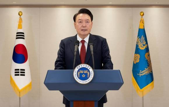 대국민 담화하는 윤석열 대통령 - 윤석열 대통령이 12일 용산 대통령실에서 대국민 담화를 하고 있다. 2024.12.12 대통령실 제공