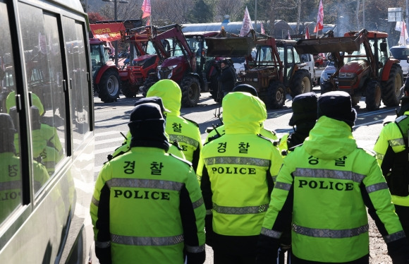 전국농민회총연맹 전봉준 투쟁단이 윤석열 대통령 구속 등을 촉구하며 트랙터 상경 시위에 나섰다가 20시간 이상 대치를 이어간 22일 서울 서초구 남태령 인근에서 트랙터들이 멈춰 서 있다. 2024.12.22 연합뉴스