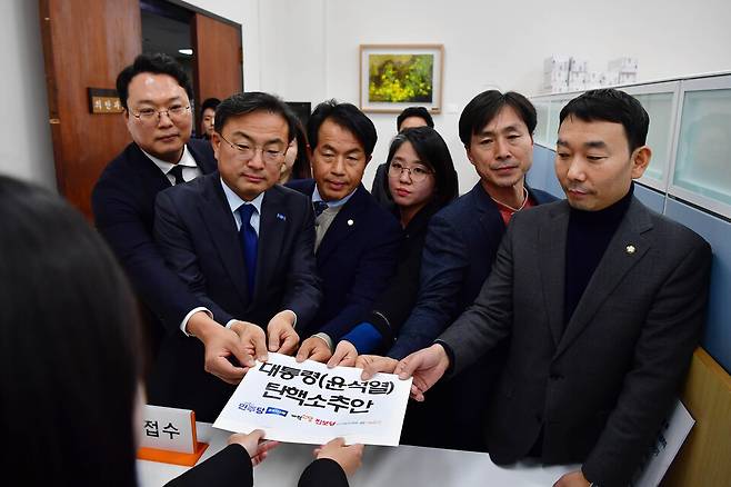 4일 서울 여의도 국회에서 천하람 개혁신당 원내대표, 신장식 조국혁신당 의원, 윤종오 진보당 원내대표, 용혜인 기본소득당 대표, 한창민 사회민주당 대표, 김용민 더불어민주당 의원이 야6당이 공동발의한 윤석열 대통령 탄핵소추안을 제출하고 있다. ⓒ연합뉴스