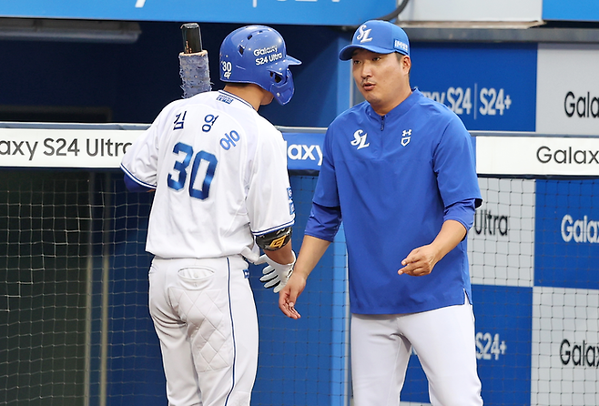 삼성 이진영 타격코치가 김영웅과 대화하고 있다. 삼성 라이온즈 제공