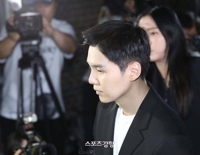 만취 상태로 전동스쿠터를 몬 혐의를 받는 그룹 방탄소년단(BTS)의 슈가(민윤기)가 경찰 조사에 출석한 모습. 김창길 기자