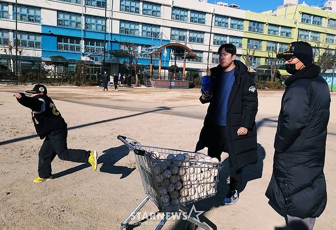 LG 손주영(기운데)이 22일 서울 강남구 논현동에 위치한 학동초등학교에서 재능기부 활동을 하고 있다. 손주영이 박상수(오른쪽) 학동초 감독과 이야기를 나누고 있다. /사진=김우종 기자