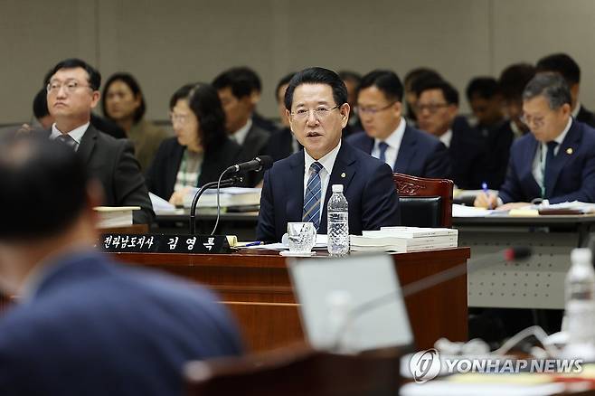 국정감사서 답변하는 김영록 지사 (무안=연합뉴스) 김혜인 기자 = 21일 전남 무안군 전남도청에서 열린 국회 행정안전위원회 전남도청 국정감사에서 김영록 전남도지사가 답변하고 있다. 2024.10.21 in@yna.co.kr