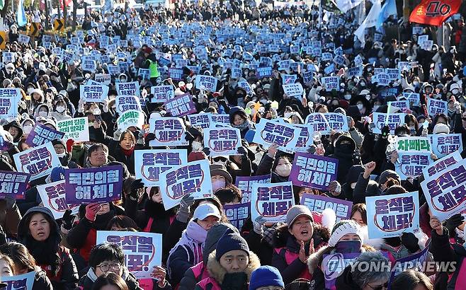 대통령 퇴진 촉구하는 참가자들 (서울=연합뉴스) 김성민 기자 = 22일 오후 서울 서초구 남태령에서 열린 '윤석열 대통령 체포·구속 농민 행진 보장 촉구 시민대회'에서 전국농민회총연맹 전봉준 투쟁단 및 시민들이 피켓을 들고 구호를 외치고 있다. 
    윤석열 대통령의 퇴진을 촉구하며 트랙터 등을 몰고 상경하던 전농 전봉준 투쟁단은 전날 남태령 고개 인근에서 경찰에 저지된 뒤 이틀째 대치를 이어가고 있다. 2024.12.22 ksm7976@yna.co.kr