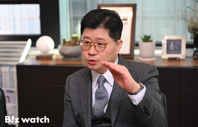 지용구 더존비즈온 성장전략부문 대표가 서울 중구 더존을지타워 사무실에서 비즈워치와 인터뷰하고 있다./사진=이명근 기자 qwe123@
