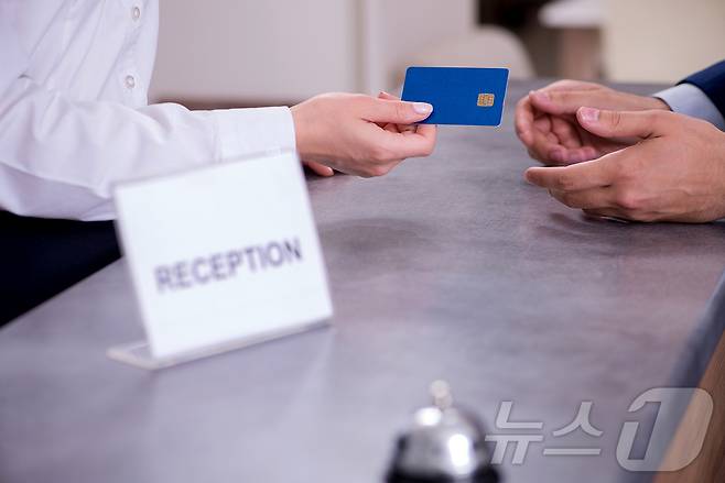 호텔에서 결제하는 이미지 (이미지투데이 제공)