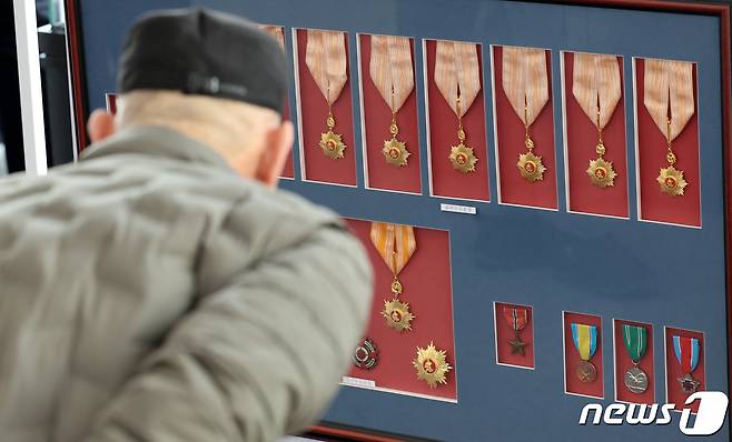 2023년 11월 28일 서울 용산 전쟁기념관에서 열린 한국전쟁(6·25전쟁) 영웅 고(故) 김동석·박정모 대령 특별전 '공조: HID와 해병대' 개막식에서 한 어르신이 전시 관람을 하고 있다. HID 출신인 김동석 대령은 미 제8군 정보연락장교 파견 당시 입수한 적군의 첩보를 유엔군사령부에 제공해 수도 서울을 되찾는 데 기여했다. 박정모 대령은 서울탈환작전 중 치열한 교전 끝에 중앙청에 걸린 인공기를 내리고 태극기를 게양했다. 2023.12.28/뉴스1ⓒ 뉴스1