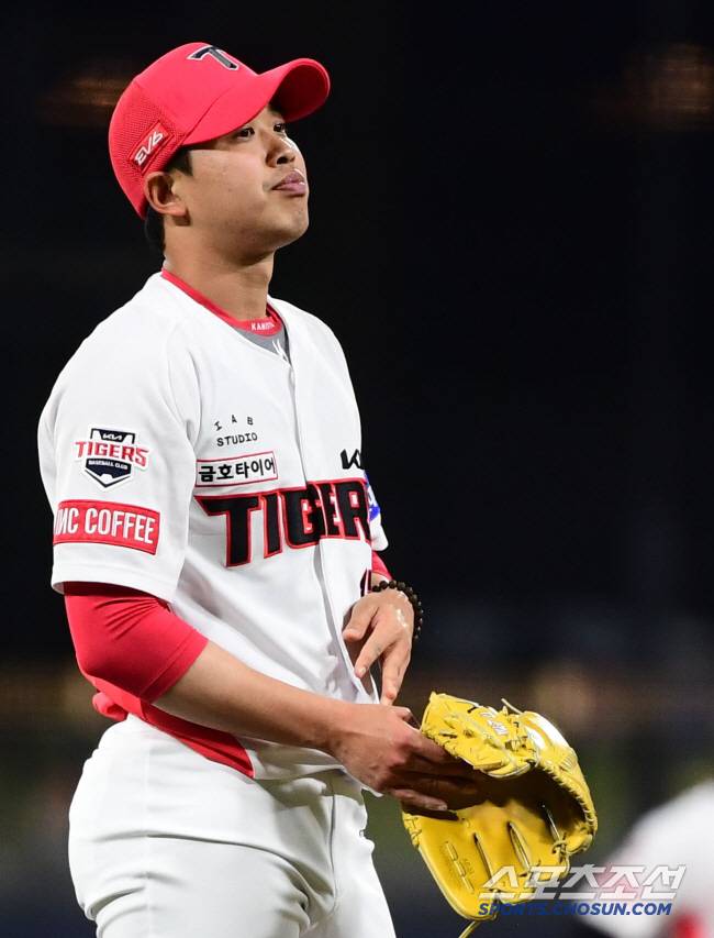 2023 KBO리그 롯데자이언츠와 KIA타이거즈의 경기가 2일 광주기아챔피언스필드에서 열렸다. KIA 투수 임기영이 6회초 2사 1,3루에서 고승민에게 2타점 3루타를 허용하고 있다. 광주=최문영 기자deer@sportschosun.com /2023.05.02/