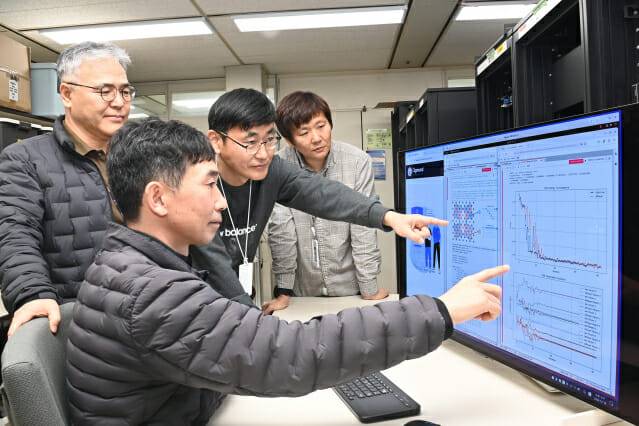 ETRI 연구진이 자체 개발한 양자컴퓨팅 에뮬레이터 '큐플레이어(QPlayer)'의 구동을 시연하는 모습.(사진=ETRI)