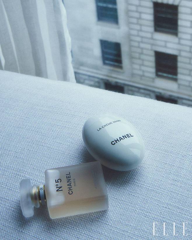 민지의 파우치에 들어 있는 라 크렘 망과 N°5 헤어 미스트.