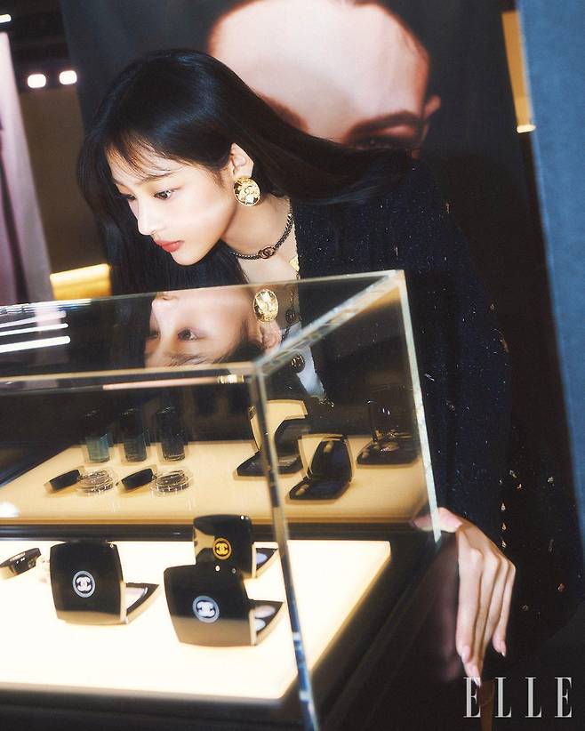 전 세계 스포트라이트가 쏟아지는 가운데 민지가 민지가 행사장을 둘러보고 있다.