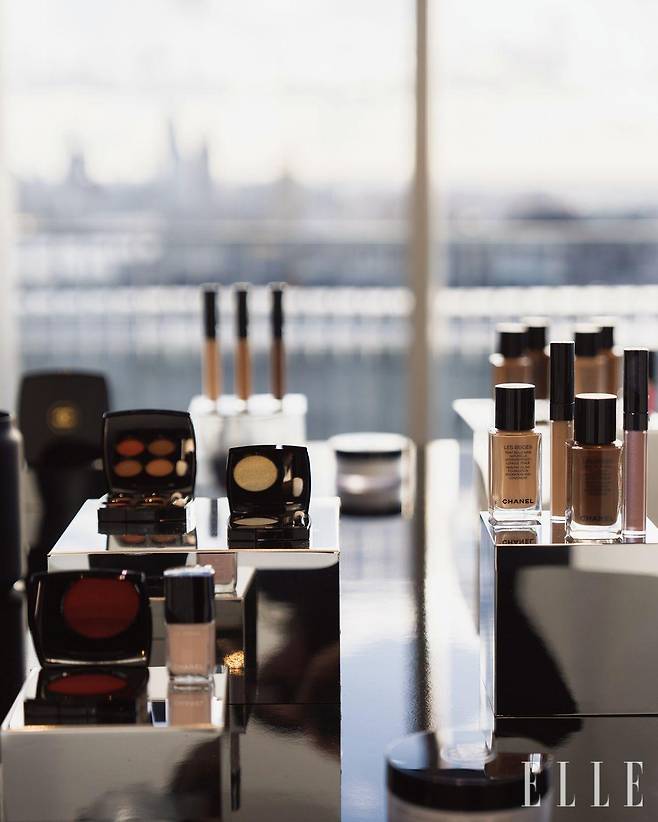 꼬메뜨 콜렉티브의 비전이 담긴 샤넬의 메이크업 제품들.