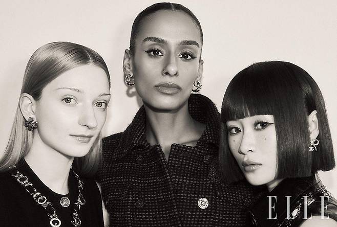 샤넬의 방대한 아카이브를 흡수해 가장 동시대적 컬러와 질감으로 승화시키고 있는 꼬메뜨 콜렉티브 3인. 발렌티나 리, 아미 드라메, 세실 파라비나.