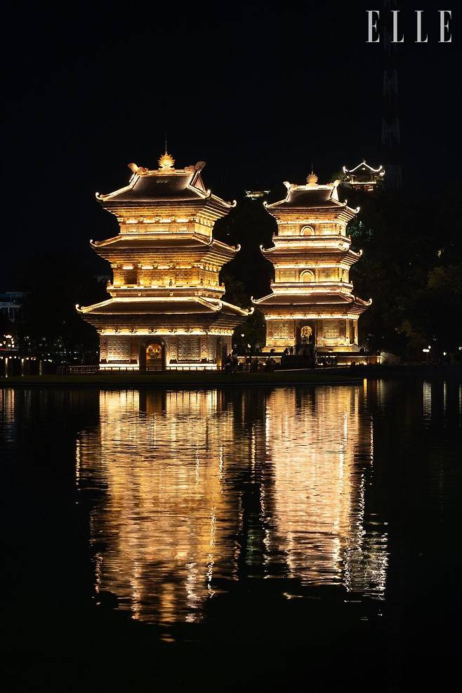 호아루 유적에서 차로 15분 남짓 떨어진 호아루 앤시언트 타운에는 고층 석탑인 바이딘 파고다(Bai Dinh Pagoda)를 중심으로 가게와 식당이 즐비해 닌빈의 나이트 라이프를 엿볼 수 있다.