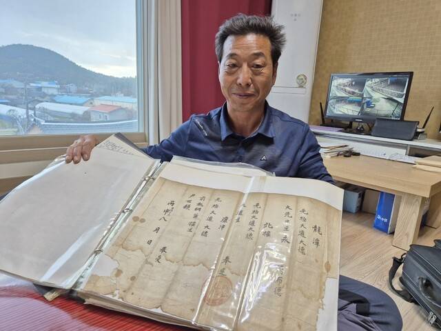 지난 1일 오후 강진군 대구면 수동리 자택에서 동학농민혁명 유족 윤재라씨가 증조부 윤세현 선생의 동학 접주 임명증서(1896년 8월)를 펼쳐 보이고 있다. 정대하 기자