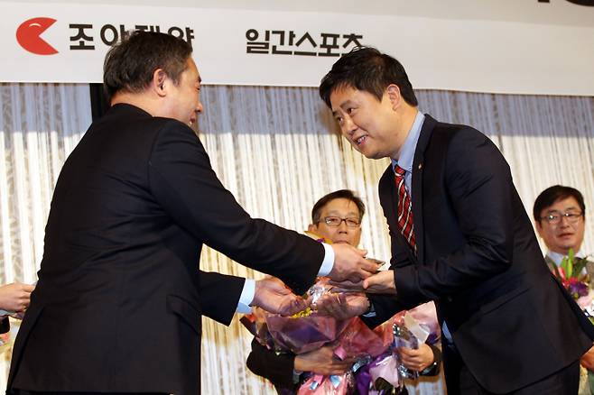 2014년 '조아제약 프로야구대상 시상식'에서 프런트상을 받는 임헌린 당시 홍보팀장. IS 포토