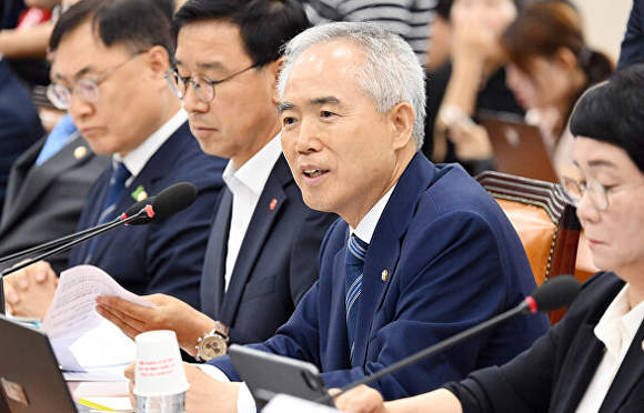 더불어민주당 광주 서구을 양부남 의원(행정안전위원회 소속)이 질의 하고 있다. [사진=양부남 의원실]