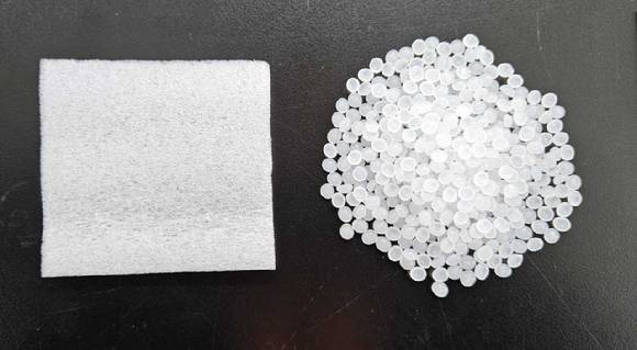 한화솔루션이 개발한 재활용 폴리에틸렌 (오른쪽)과 이를 적용한 전자제품용 포장재 샘플. [사진=한화솔루션]