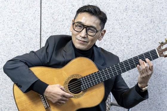 기타리스트 드니 성호. 지난 19일 예술의전당에서 만난 그의 표정은 따스했다. 장진영 기자