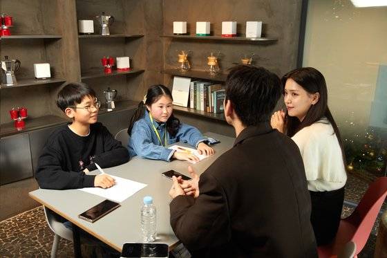 소중 학생기자단이 니코와 스텔라로 완벽 변신한 옹성우·김지은 배우에게 궁금한 점을 직접 물어봤다.