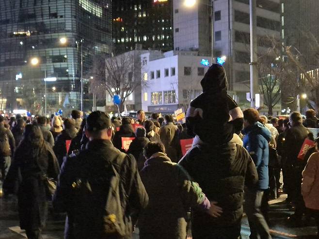 부모님을 따라 집회에 참여한 학생들도 많았다. 한 초등학생은 “신기하고 재밌다. 나중에도 나라에 일이 생기면 집회에 나올 것”이라고 말했다. 송선교 인턴기자