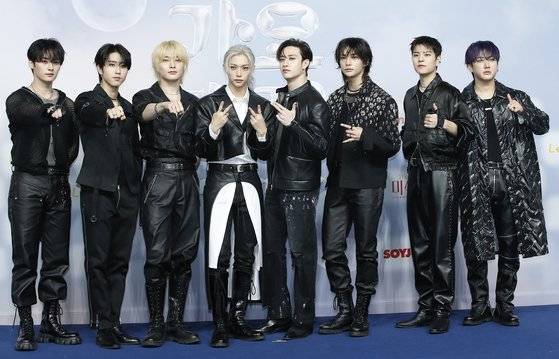 스트레이 키즈 리노(왼쪽부터)와 한, 아이엔, 필릭스, 방찬, 현진, 승민, 창민이 지난 7월 21일 인천 중구 인스파이어 아레나에서 열린 ‘2024 SBS 가요대전 서머’ 블루카펫 행사에서 포즈를 취하고 있다. 뉴스1