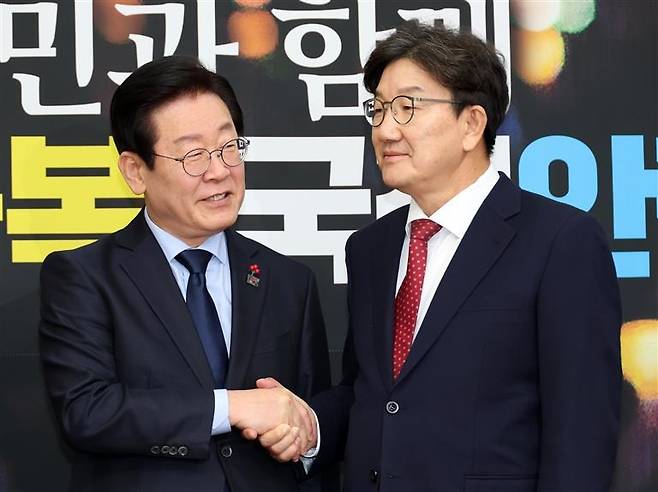 이재명 더불어민주당 대표와 권성동 국민의힘 대표 권한대행 및 원내대표가 18일 국회에서 만나 악수하고 있다. / 사진=강은구 기자