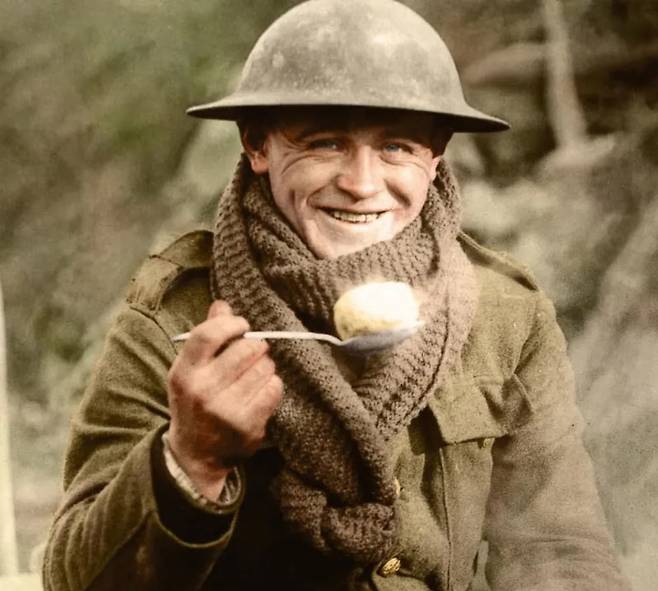 털실로 만들어진 스카프를 착용한 병사의 모습 / 사진. ⓒTom Marshall (PhotograFix)