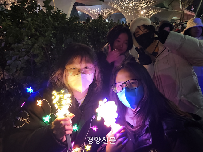 한예종 선후배인 정모씨(20·왼쪽 앞), 신연수씨(21·오른쪽 앞), 정서윤씨(20·왼쪽 뒤), 안지원씨(23·오른쪽 뒤)가 22일 오후 7시쯤 한강진역 2번 출구 인근에서 ‘남태령 대첩’ 후반 집회에 참여하고 있다. 오동욱 기자